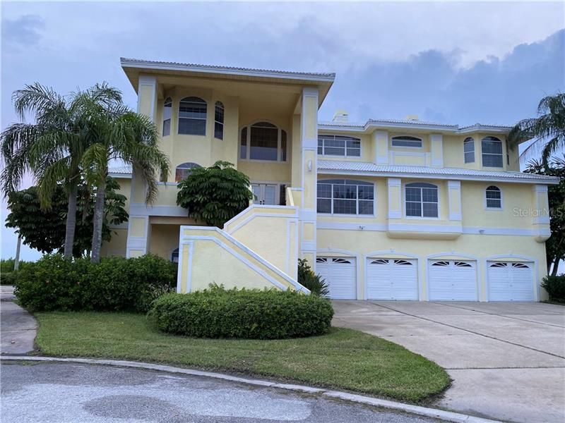 Recently Sold: $995,000 (6 beds, 4 baths, 3994 Square Feet)