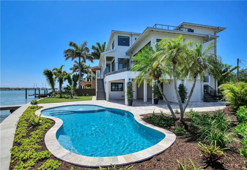Recently Sold: $2,399,000 (4 beds, 5 baths, 3830 Square Feet)