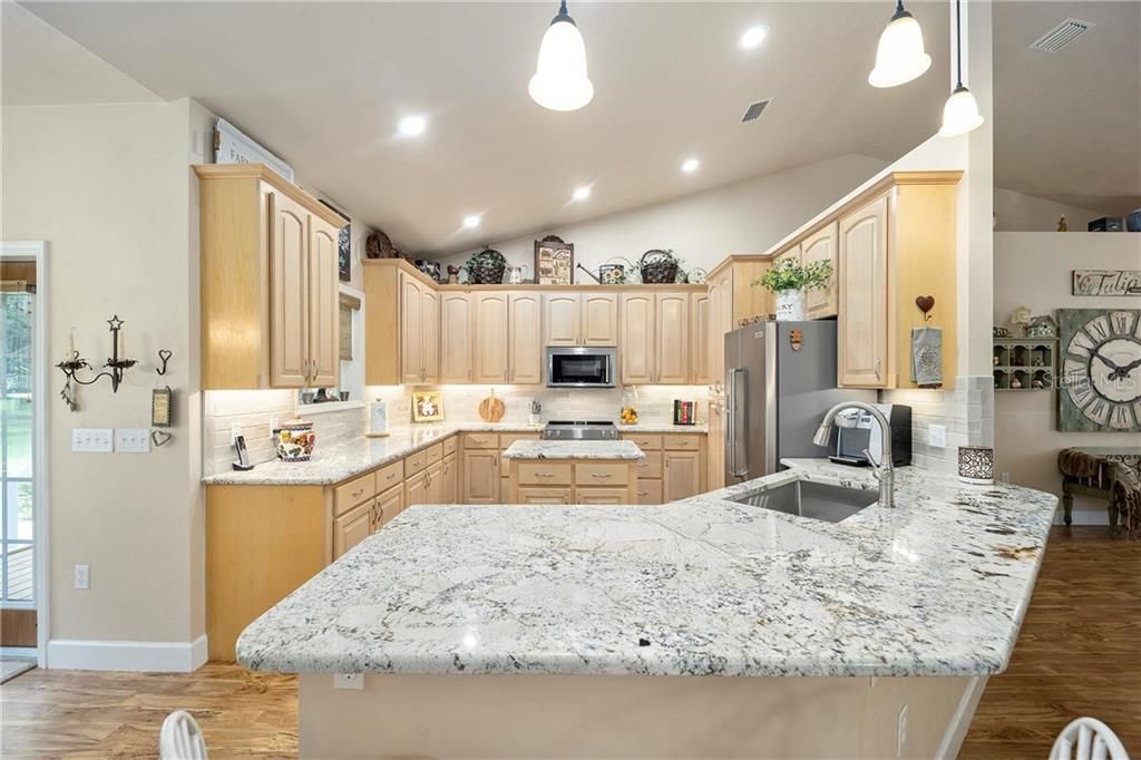 Recently Sold: $400,000 (3 beds, 2 baths, 1968 Square Feet)