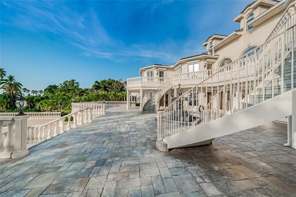 Recently Sold: $6,995,000 (6 beds, 7 baths, 11982 Square Feet)