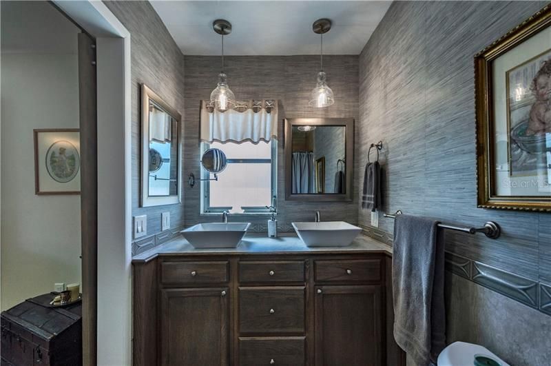 Master bathroom with dual sinks!