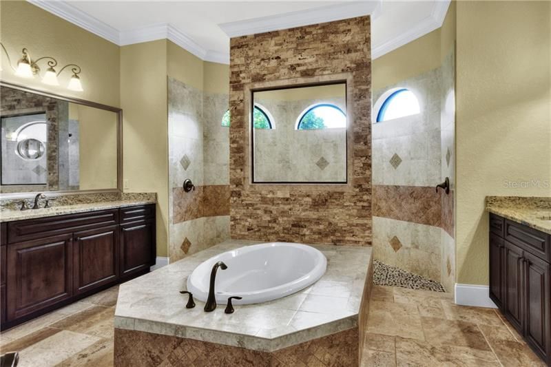 最近售出: $885,000 (4 贝兹, 3 浴室, 3943 平方英尺)