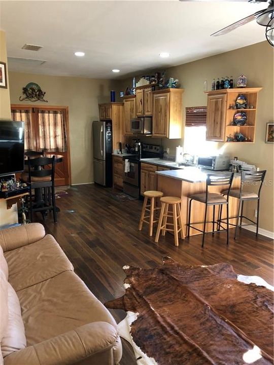 Recently Sold: $299,900 (2 beds, 1 baths, 968.5 Square Feet)