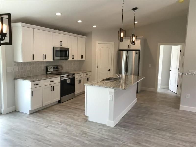 Recently Sold: $220,000 (3 beds, 2 baths, 1465 Square Feet)