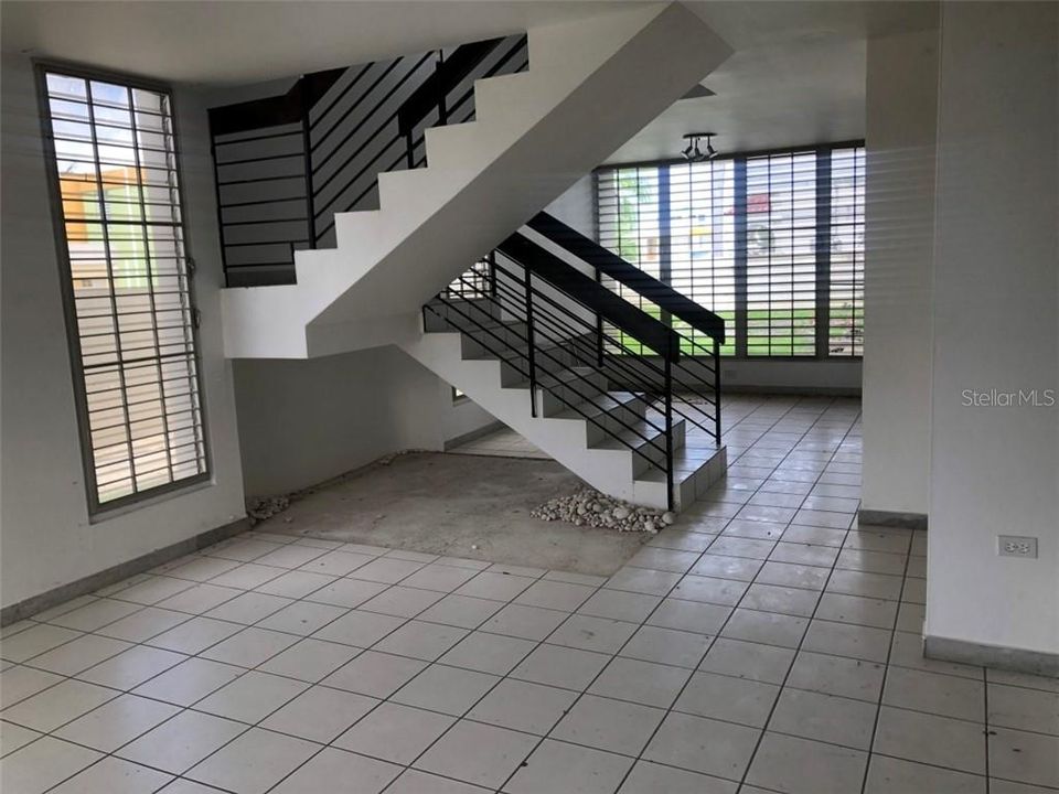 Vendido Recientemente: $140,000 (4 camas, 2 baños, 2400 Pies cuadrados)