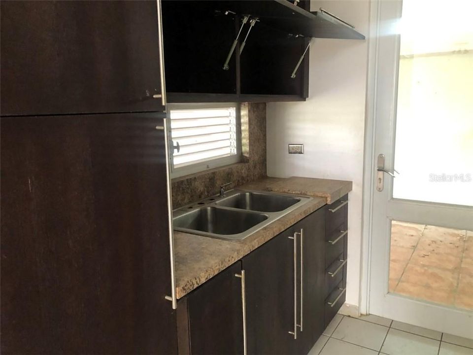 Vendido Recientemente: $140,000 (4 camas, 2 baños, 2400 Pies cuadrados)