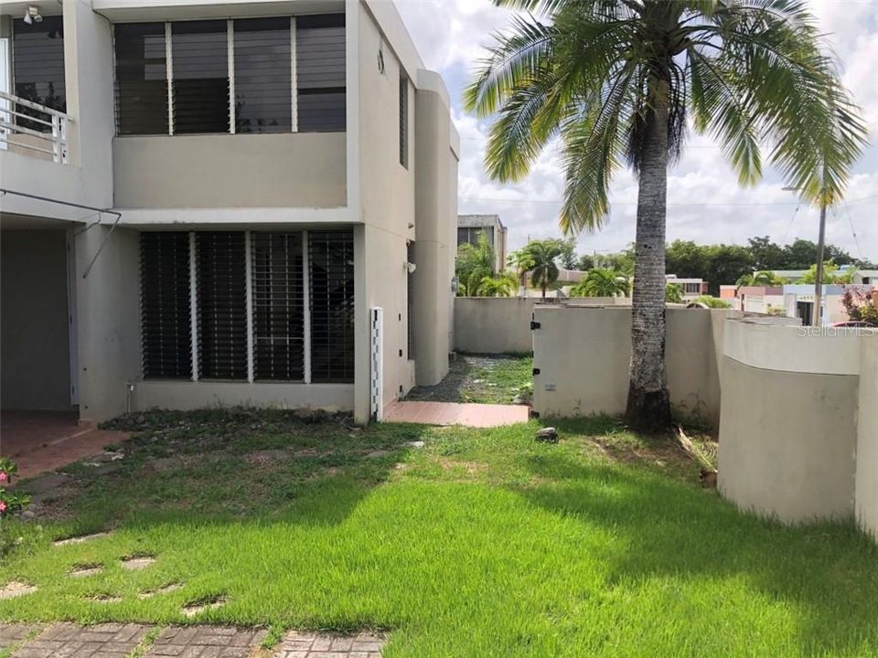 Vendido Recientemente: $140,000 (4 camas, 2 baños, 2400 Pies cuadrados)