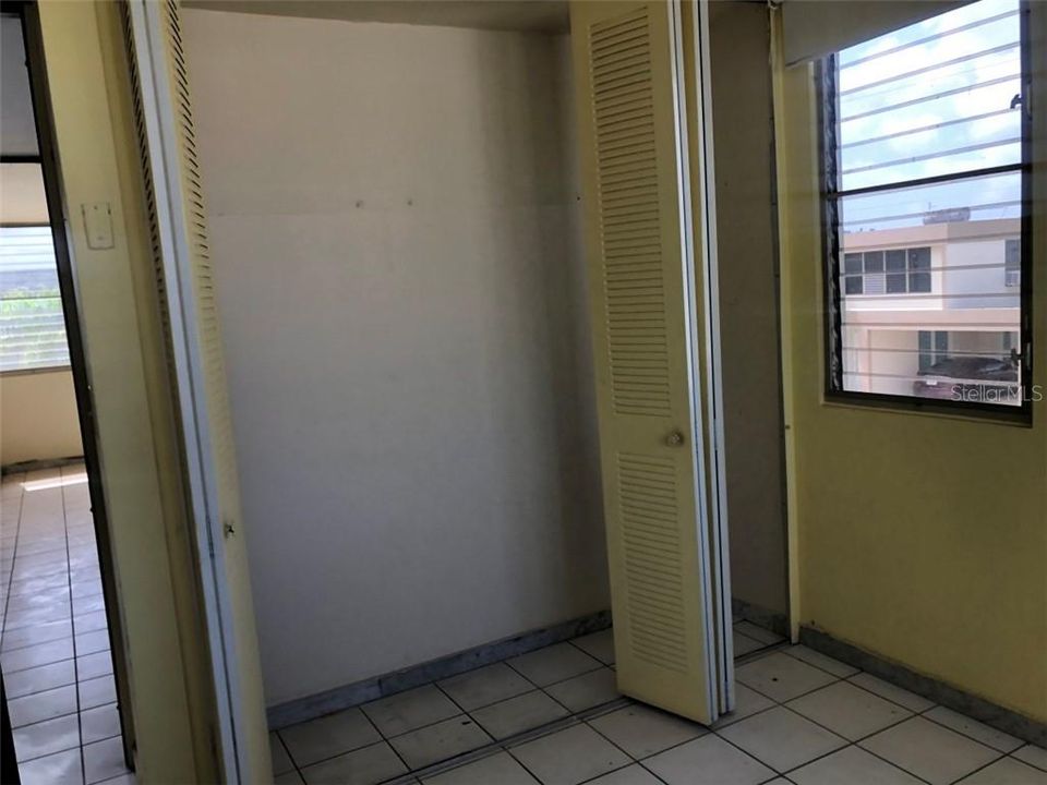 Vendido Recientemente: $140,000 (4 camas, 2 baños, 2400 Pies cuadrados)