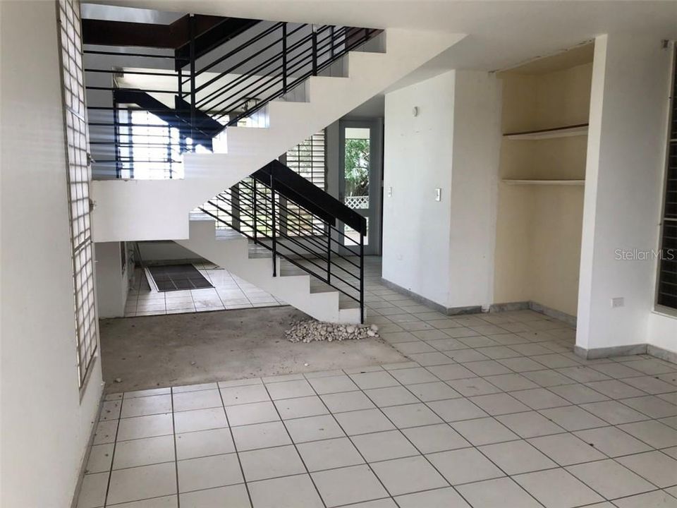 Vendido Recientemente: $140,000 (4 camas, 2 baños, 2400 Pies cuadrados)