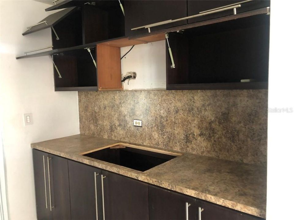 Vendido Recientemente: $140,000 (4 camas, 2 baños, 2400 Pies cuadrados)