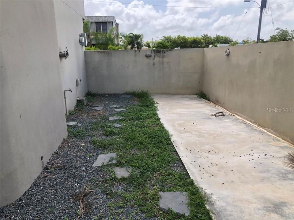 Vendido Recientemente: $140,000 (4 camas, 2 baños, 2400 Pies cuadrados)