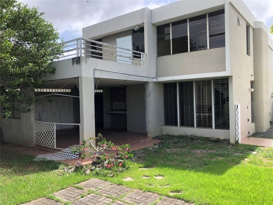 Vendido Recientemente: $140,000 (4 camas, 2 baños, 2400 Pies cuadrados)