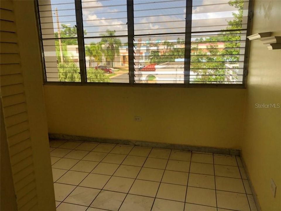 Vendido Recientemente: $140,000 (4 camas, 2 baños, 2400 Pies cuadrados)