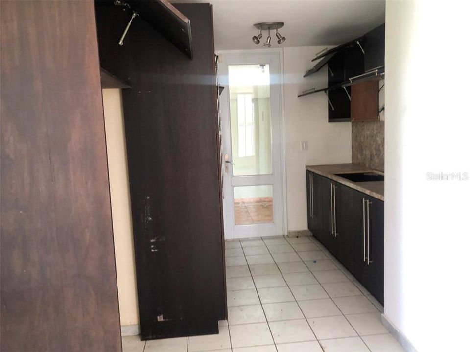 Vendido Recientemente: $140,000 (4 camas, 2 baños, 2400 Pies cuadrados)