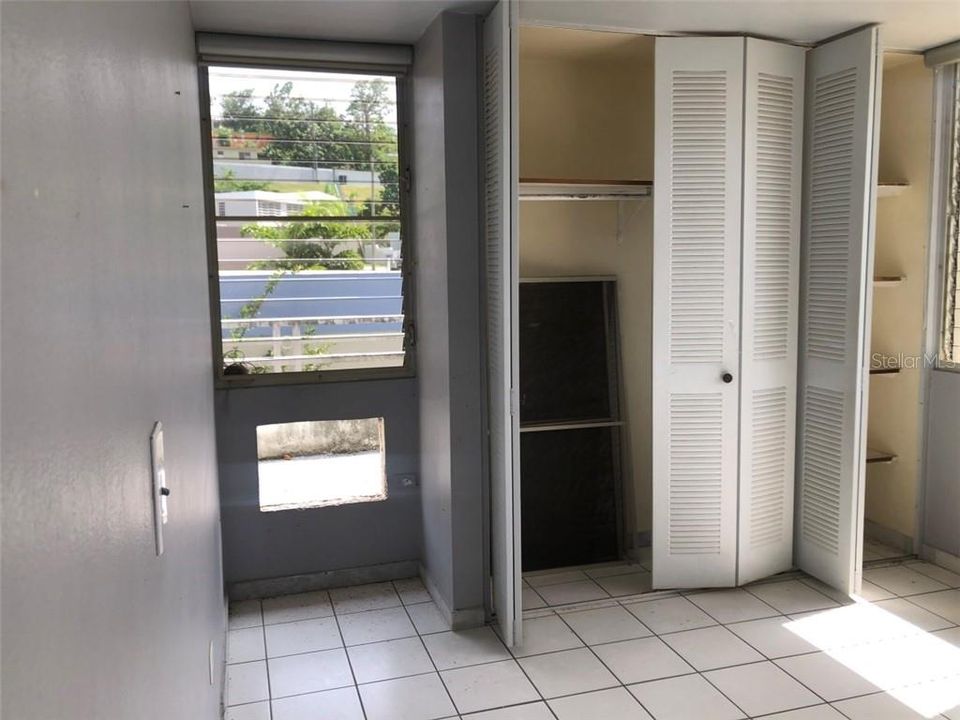 Vendido Recientemente: $140,000 (4 camas, 2 baños, 2400 Pies cuadrados)