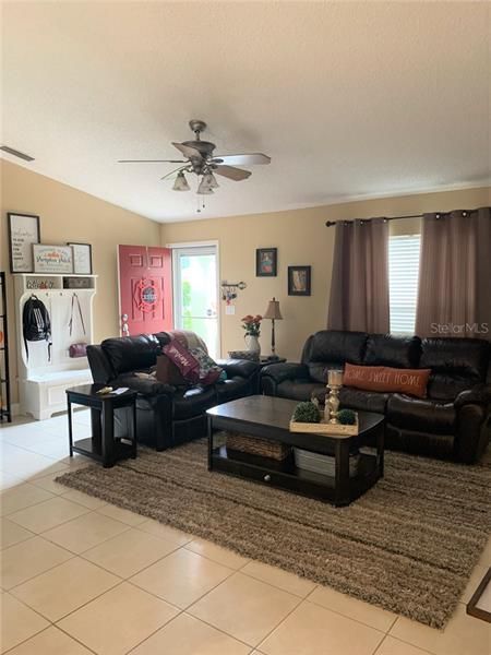 Recently Sold: $215,000 (3 beds, 2 baths, 1212 Square Feet)