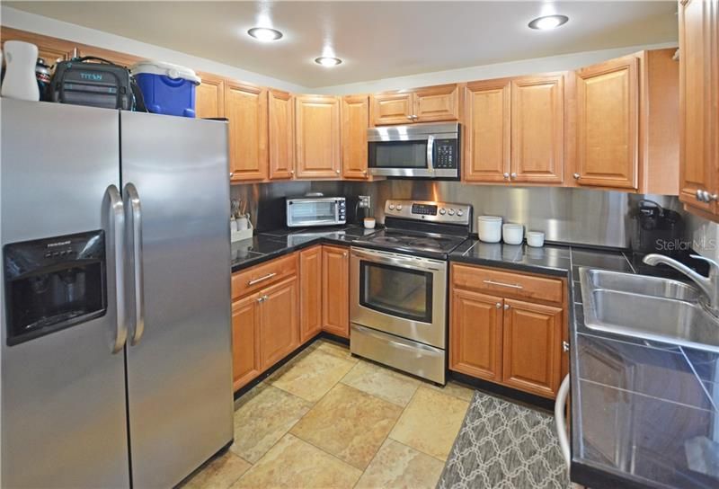 Recently Sold: $200,000 (2 beds, 1 baths, 840 Square Feet)