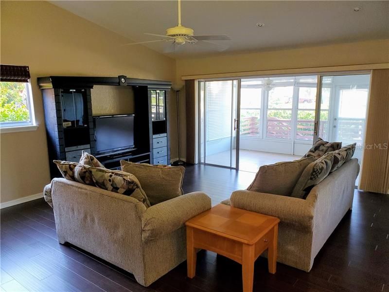 Recently Sold: $355,000 (2 beds, 2 baths, 1205 Square Feet)