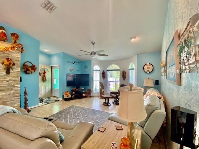 Recently Sold: $215,000 (3 beds, 2 baths, 1312 Square Feet)