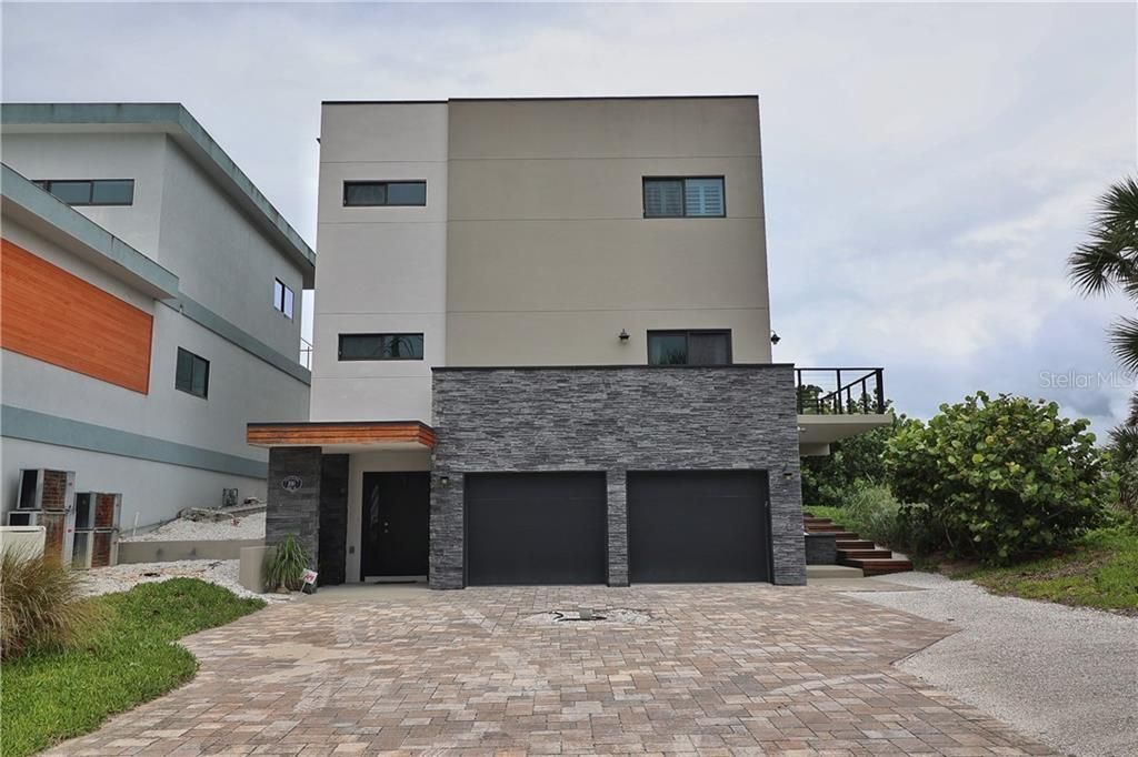 Vendido Recientemente: $1,699,000 (4 camas, 3 baños, 2528 Pies cuadrados)