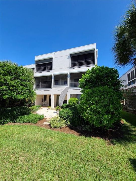 Recently Sold: $3,050,000 (3 beds, 3 baths, 2832 Square Feet)