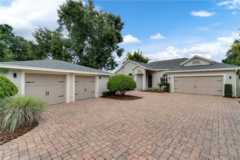 Recently Sold: $1,100,000 (4 beds, 3 baths, 2933 Square Feet)