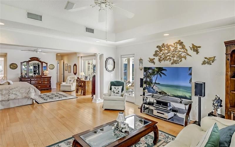 Recently Sold: $1,950,000 (3 beds, 2 baths, 2816 Square Feet)