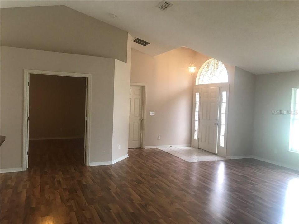 Recently Rented: $1,500 (3 beds, 2 baths, 1870 Square Feet)