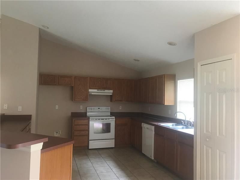 Recently Rented: $1,500 (3 beds, 2 baths, 1870 Square Feet)