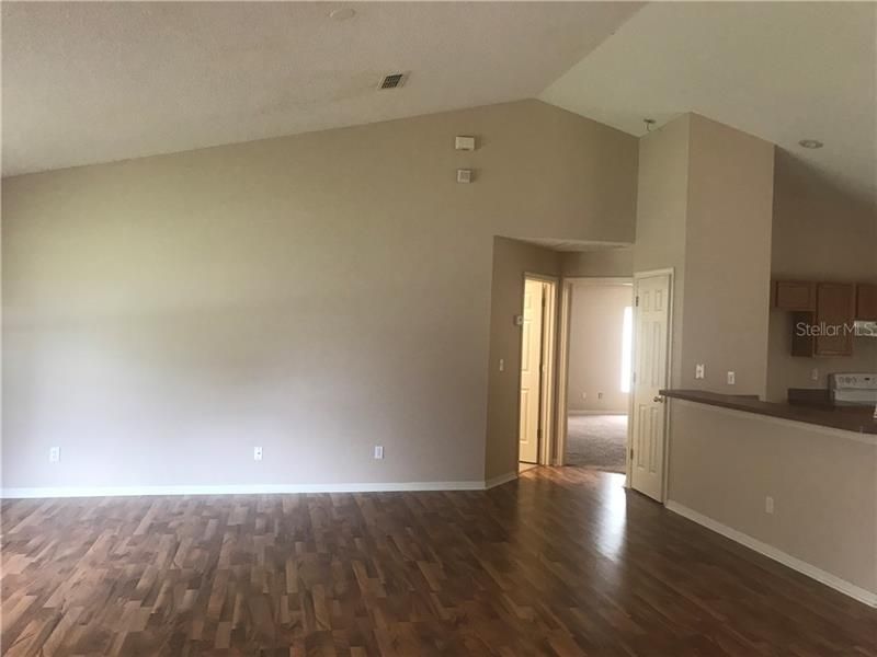 Recently Rented: $1,500 (3 beds, 2 baths, 1870 Square Feet)