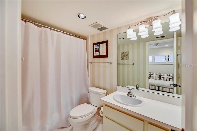 最近售出: $300,000 (2 贝兹, 2 浴室, 1214 平方英尺)