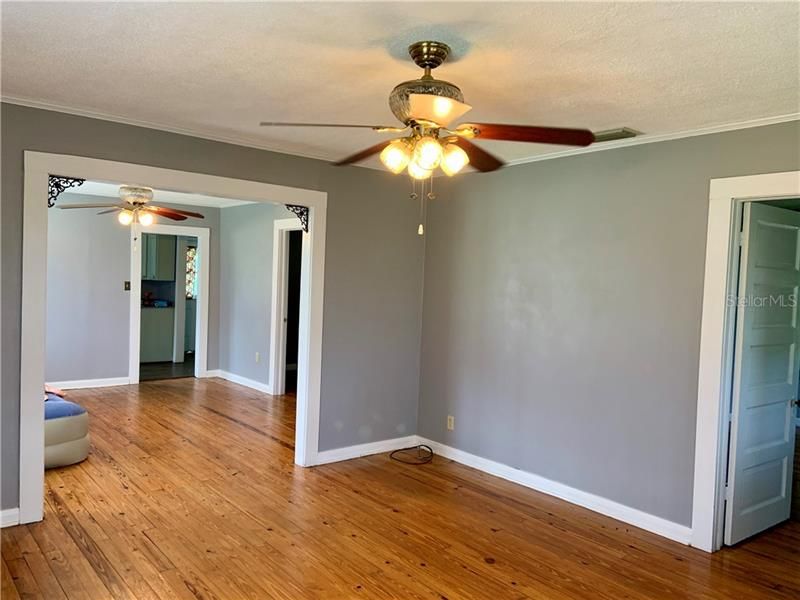 Recently Sold: $137,900 (2 beds, 1 baths, 870 Square Feet)