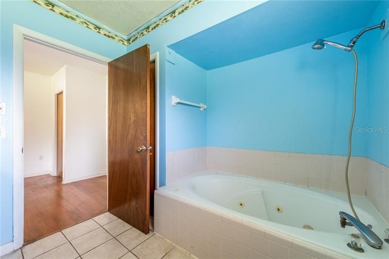最近售出: $175,000 (4 贝兹, 3 浴室, 2005 平方英尺)