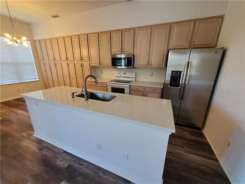 Recently Rented: $1,600 (3 beds, 2 baths, 1439 Square Feet)