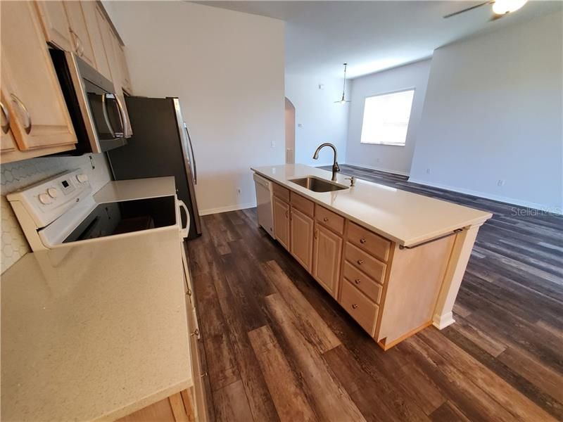 Recently Rented: $1,600 (3 beds, 2 baths, 1439 Square Feet)