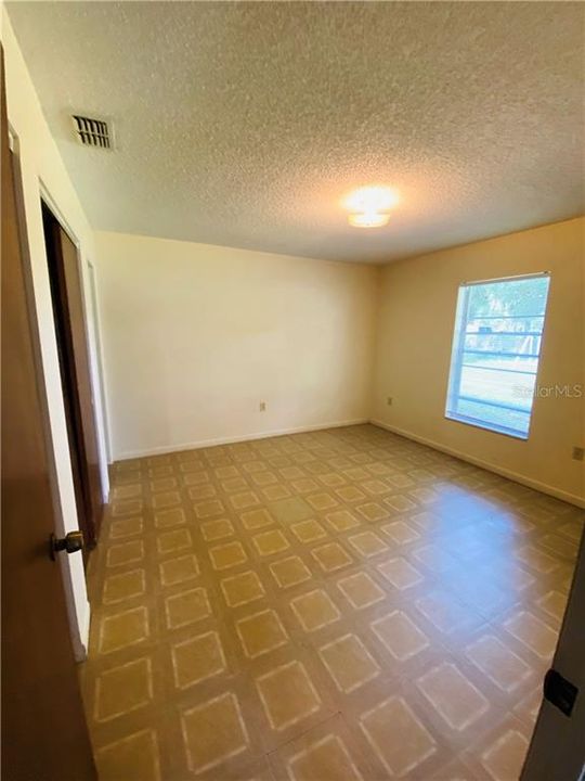 Recently Rented: $1,100 (3 beds, 1 baths, 1092 Square Feet)