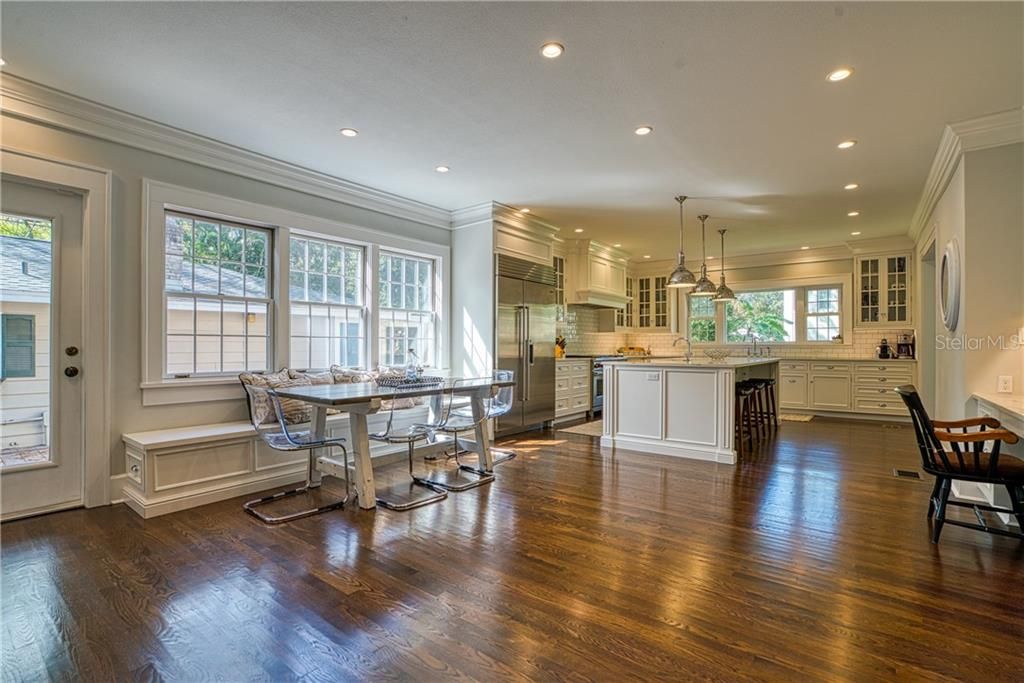 Recently Sold: $2,550,000 (5 beds, 4 baths, 4352 Square Feet)