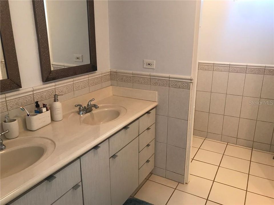 Vendido Recientemente: $560,000 (6 camas, 3 baños, 3288 Pies cuadrados)