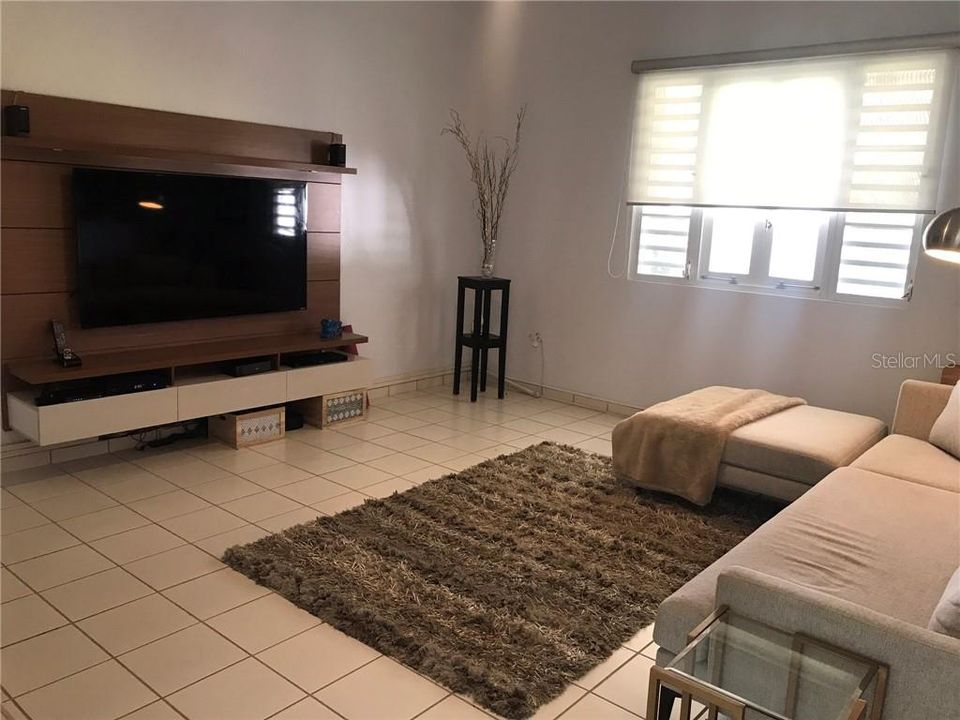 Vendido Recientemente: $560,000 (6 camas, 3 baños, 3288 Pies cuadrados)