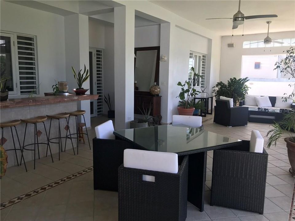 Vendido Recientemente: $560,000 (6 camas, 3 baños, 3288 Pies cuadrados)