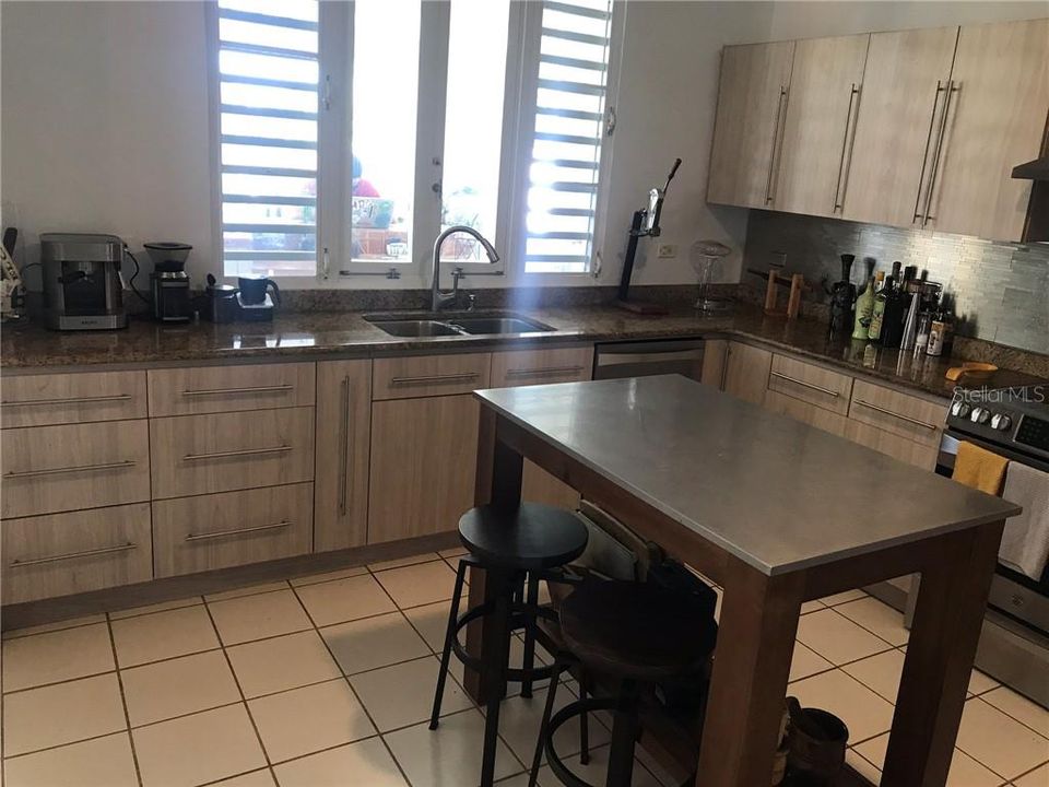 Vendido Recientemente: $560,000 (6 camas, 3 baños, 3288 Pies cuadrados)