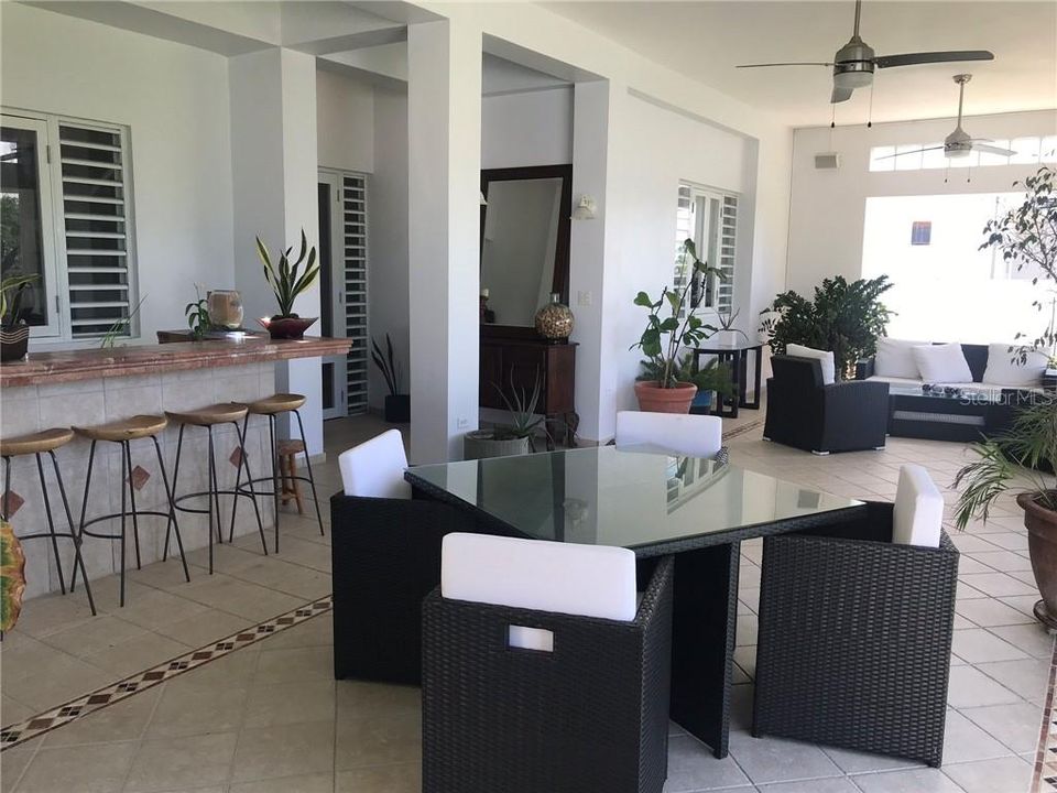 Vendido Recientemente: $560,000 (6 camas, 3 baños, 3288 Pies cuadrados)