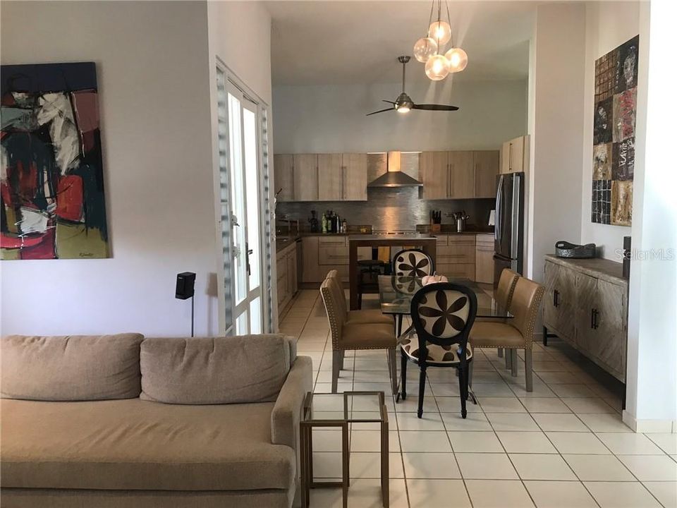 Vendido Recientemente: $560,000 (6 camas, 3 baños, 3288 Pies cuadrados)