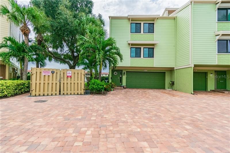 Recently Sold: $499,800 (2 beds, 2 baths, 2025 Square Feet)