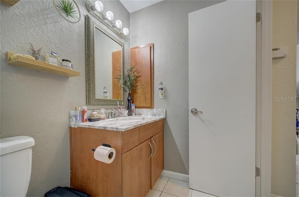 最近售出: $115,000 (1 贝兹, 1 浴室, 715 平方英尺)