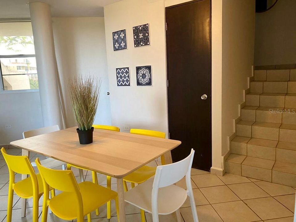 Vendido Recientemente: $219,900 (3 camas, 2 baños, 1369 Pies cuadrados)