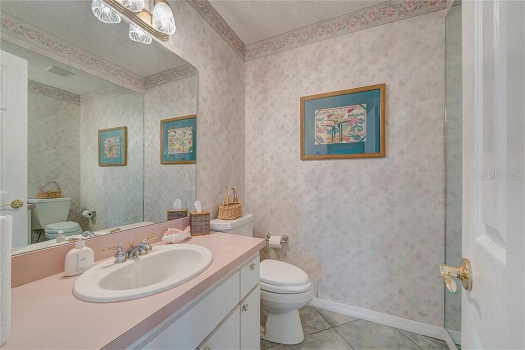 最近售出: $1,300,000 (5 贝兹, 4 浴室, 4335 平方英尺)
