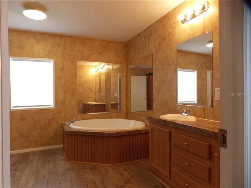 最近售出: $149,900 (4 贝兹, 2 浴室, 2052 平方英尺)