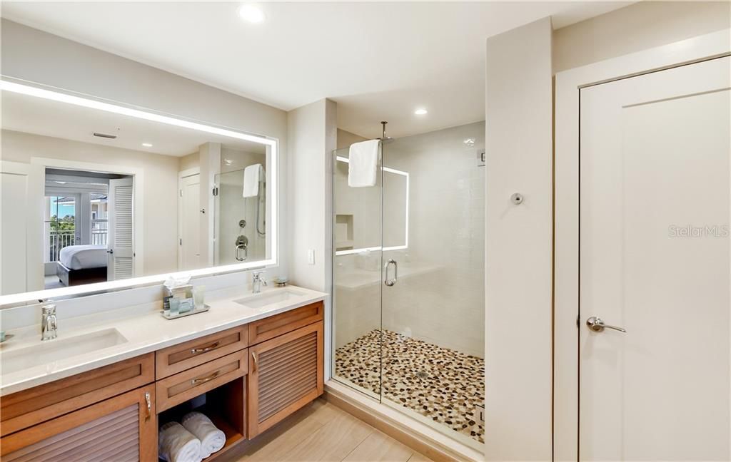 Recently Sold: $650,000 (2 beds, 2 baths, 995 Square Feet)