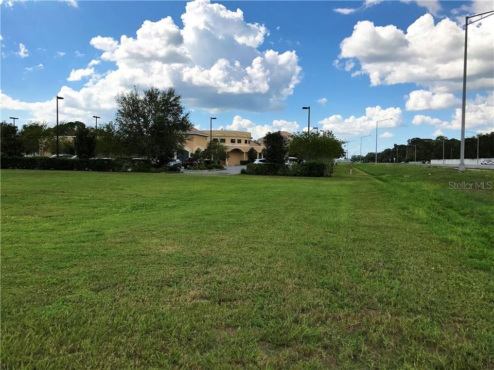 待售: $549,000 (1.30 acres)